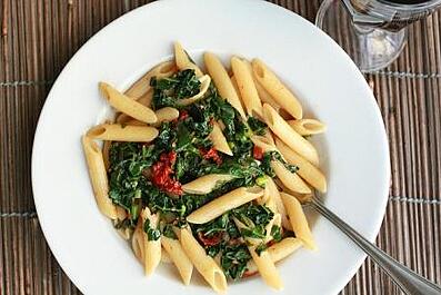 fortified_whole_grain_pasta_with_kale__sun_dried_tomatoes