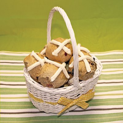 hot cross buns in basket