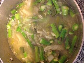 delicious_spring_vegetable_soup_with_bread